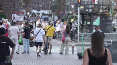 KYIV, UKRAINE - 25 Ağustos 2024: Şehir caddesi yazın insanlarla dolu, ağır çekim