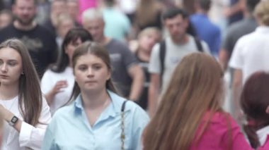 KYIV, UKRAINE - 25 Ağustos 2024: Şehir caddesi yazın insanlarla dolu, ağır çekim