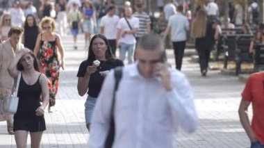 KYIV, UKRAINE - 25 Ağustos 2024: Şehir caddesi yazın insanlarla dolu, ağır çekim