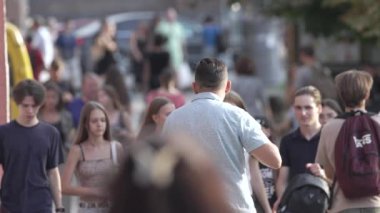 KYIV, UKRAINE - 25 Ağustos 2024: Şehir caddesi yazın insanlarla dolu, ağır çekim