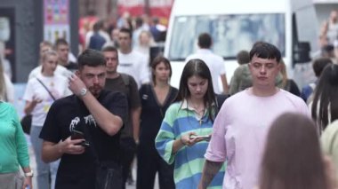 KYIV, UKRAINE - 25 Ağustos 2024: Şehir caddesi yazın insanlarla dolu, ağır çekim