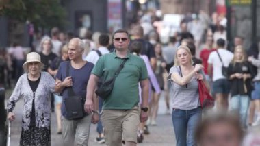 KYIV, UKRAINE - 25 Ağustos 2024: Şehir caddesi yazın insanlarla dolu, ağır çekim