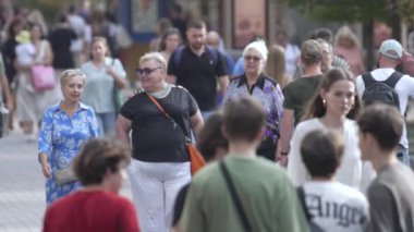 KYIV, UKRAINE - 25 Ağustos 2024: Şehir caddesi yazın insanlarla dolu, ağır çekim