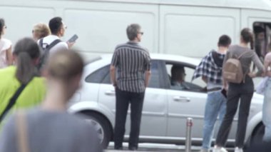 KYIV, UKRAINE - 25 Ağustos 2024: Şehir caddesi yazın insanlarla dolu, ağır çekim