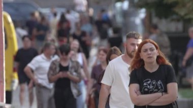 KYIV, UKRAINE - 25 Ağustos 2024: Şehir caddesi yazın insanlarla dolu, ağır çekim