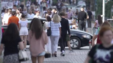 KYIV, UKRAINE - 25 Ağustos 2024: Şehir caddesi yazın insanlarla dolu, ağır çekim