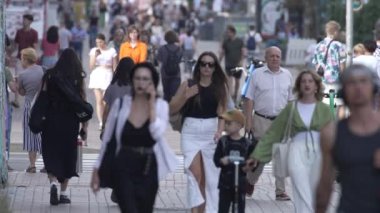 KYIV, UKRAINE - 25 Ağustos 2024: Şehir caddesi yazın insanlarla dolu, ağır çekim