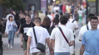 KYIV, UKRAINE - 25 Ağustos 2024: Şehir caddesi yazın insanlarla dolu, ağır çekim