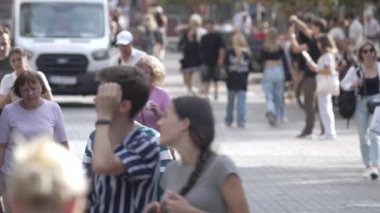 KYIV, UKRAINE - 25 Ağustos 2024: Şehir caddesi yazın insanlarla dolu, ağır çekim