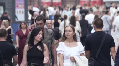 KYIV, UKRAINE - 25 Ağustos 2024: Şehir caddesi yazın insanlarla dolu, ağır çekim