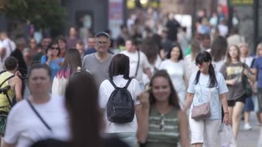 KYIV, UKRAINE - 25 Ağustos 2024: Şehir caddesi yazın insanlarla dolu, ağır çekim