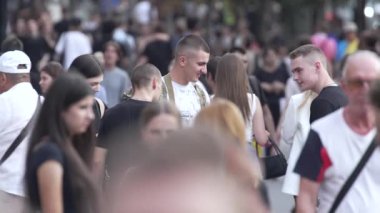 KYIV, UKRAINE - 25 Ağustos 2024: Şehir caddesi yazın insanlarla dolu, ağır çekim