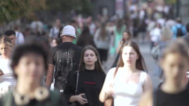 KYIV, UKRAINE - 25 Ağustos 2024: Şehir caddesi yazın insanlarla dolu, ağır çekim