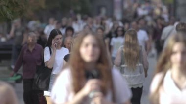 KYIV, UKRAINE - 25 Ağustos 2024: Şehir caddesi yazın insanlarla dolu, ağır çekim