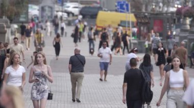 KYIV, UKRAINE - 25 Ağustos 2024: Şehir caddesi yazın insanlarla dolu, ağır çekim