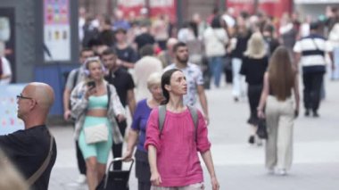 KYIV, UKRAINE - 25 Ağustos 2024: Şehir caddesi yazın insanlarla dolu, ağır çekim