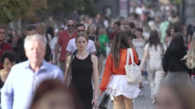 KYIV, UKRAINE - 25 Ağustos 2024: Şehir caddesi yazın insanlarla dolu, ağır çekim