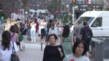 KYIV, UKRAINE - 25 Ağustos 2024: Şehir caddesi yazın insanlarla dolu, ağır çekim