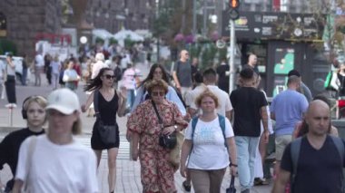 KYIV, UKRAINE - 25 Ağustos 2024: Şehir caddesi yazın insanlarla dolu, ağır çekim