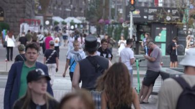 KYIV, UKRAINE - 25 Ağustos 2024: Şehir caddesi yazın insanlarla dolu, ağır çekim