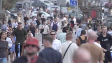 KYIV, UKRAINE - 25 Ağustos 2024: Şehir caddesi yazın insanlarla dolu, ağır çekim