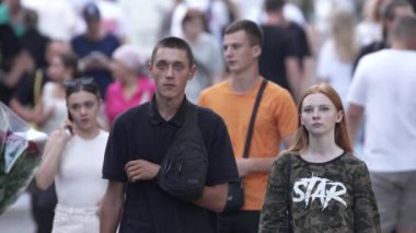 KYIV, UKRAINE - 25 Ağustos 2024: Şehir caddesi yazın insanlarla dolu, ağır çekim