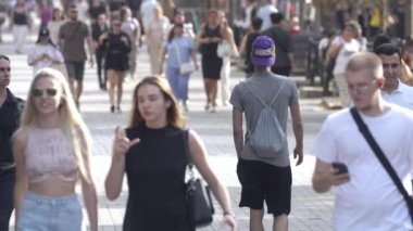 KYIV, UKRAINE - 25 Ağustos 2024: Şehir caddesi yazın insanlarla dolu, ağır çekim