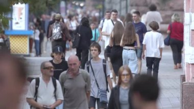 KYIV, UKRAINE 25 AĞUSTOS 2024: İnsanlar yazın yavaş çekimde cadde boyunca yürür