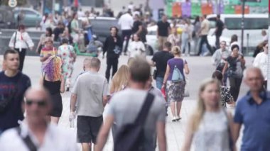 KYIV, UKRAINE 25 AĞUSTOS 2024: İnsanlar yazın yavaş çekimde cadde boyunca yürür