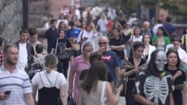 KYIV, UKRAINE 25 AĞUSTOS 2024: İnsanlar yazın yavaş çekimde cadde boyunca yürür