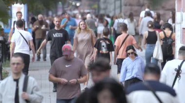 KYIV, UKRAINE 25 AĞUSTOS 2024: İnsanlar yazın yavaş çekimde cadde boyunca yürür