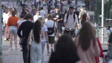 KYIV, UKRAINE 25 AĞUSTOS 2024: İnsanlar yazın yavaş çekimde cadde boyunca yürür