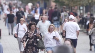 KYIV, UKRAINE 25 AĞUSTOS 2024: İnsanlar yazın yavaş çekimde cadde boyunca yürür