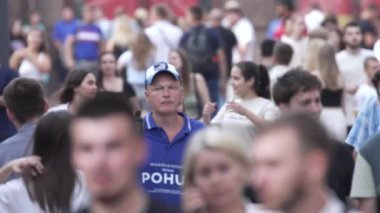 KYIV, UKRAINE 25 AĞUSTOS 2024: İnsanlar yazın yavaş çekimde cadde boyunca yürür
