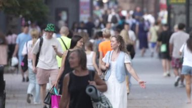 KYIV, UKRAINE 25 AĞUSTOS 2024: İnsanlar yazın yavaş çekimde cadde boyunca yürür