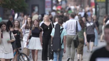 KYIV, UKRAINE 25 AĞUSTOS 2024: İnsanlar yazın yavaş çekimde cadde boyunca yürür