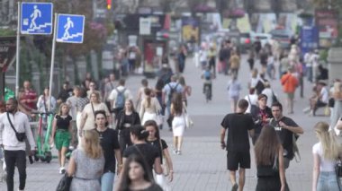 KYIV, UKRAINE 25 AĞUSTOS 2024: İnsanlar yazın yavaş çekimde cadde boyunca yürür
