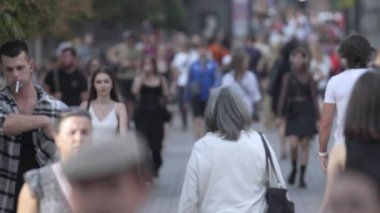 KYIV, UKRAINE 25 AĞUSTOS 2024: İnsanlar yazın yavaş çekimde cadde boyunca yürür