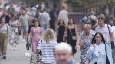 KYIV, UKRAINE 25 AĞUSTOS 2024: İnsanlar yazın yavaş çekimde cadde boyunca yürür