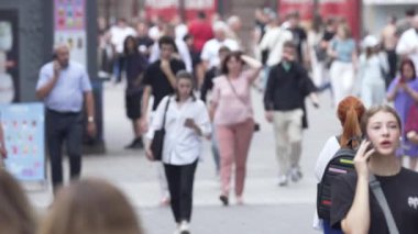 KYIV, UKRAINE 25 AĞUSTOS 2024: İnsanlar yazın yavaş çekimde cadde boyunca yürür