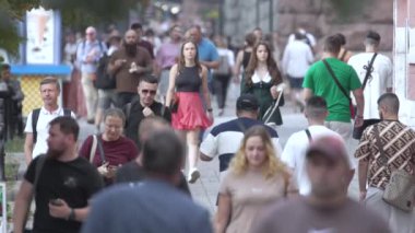 KYIV, UKRAINE 25 AĞUSTOS 2024: İnsanlar yazın yavaş çekimde cadde boyunca yürür