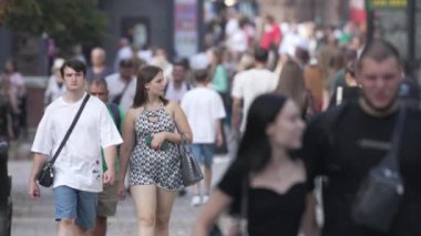KYIV, UKRAINE 25 AĞUSTOS 2024: İnsanlar yazın yavaş çekimde cadde boyunca yürür
