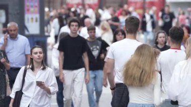 KYIV, UKRAINE 25 AĞUSTOS 2024: İnsanlar yazın yavaş çekimde cadde boyunca yürür