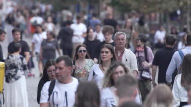 KYIV, UKRAINE 25 AĞUSTOS 2024: İnsanlar yazın yavaş çekimde cadde boyunca yürür