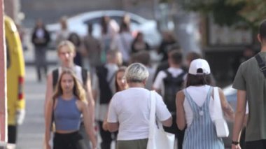 KYIV, UKRAINE 25 AĞUSTOS 2024: İnsanlar yazın yavaş çekimde cadde boyunca yürür