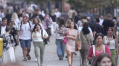 KYIV, UKRAINE 25 AĞUSTOS 2024: İnsanlar yazın yavaş çekimde cadde boyunca yürür