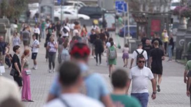 KYIV, UKRAINE 25 AĞUSTOS 2024: İnsanlar yazın yavaş çekimde cadde boyunca yürür