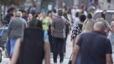 KYIV, UKRAINE 25 AĞUSTOS 2024: İnsanlar yazın yavaş çekimde cadde boyunca yürür