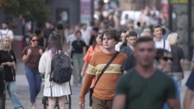 KYIV, UKRAINE 25 AĞUSTOS 2024: İnsanlar yazın yavaş çekimde cadde boyunca yürür