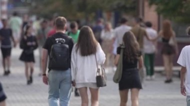 KYIV, UKRAINE 25 AĞUSTOS 2024: İnsanlar yazın yavaş çekimde cadde boyunca yürür